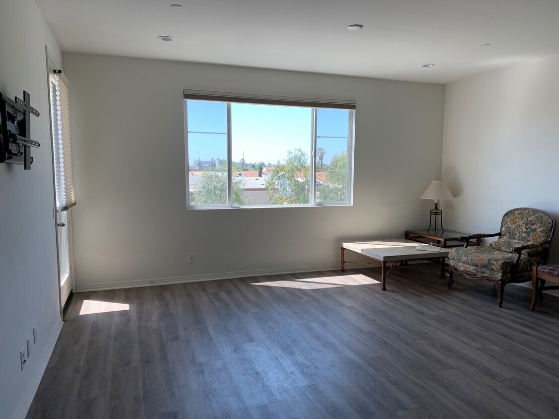 looking from kitchen to living room, and window - 2380 S Loom Ct