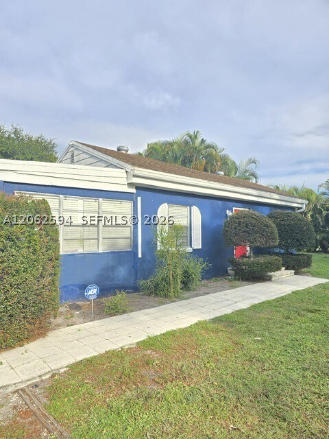 Foto del edificio - 15138 Harrison Rd