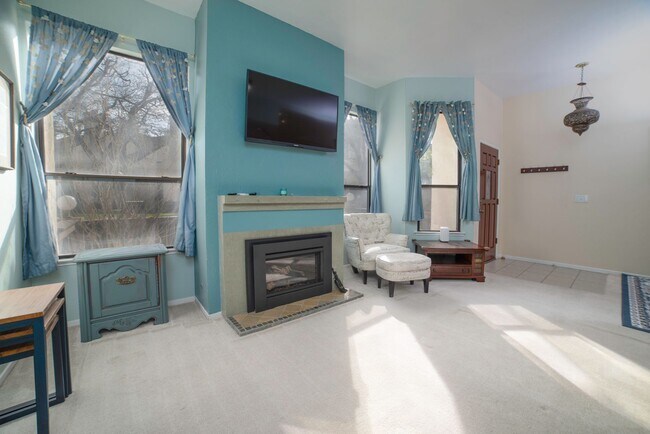 Foto del edificio - 3/2.5 Executive Condo in Downtown Fresno (...