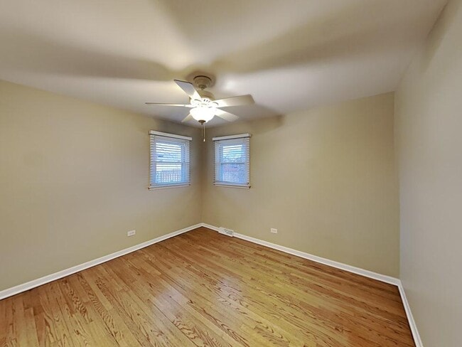 Building Photo - 438 W Lake Park Dr