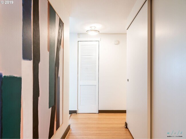 Foto del edificio - Modern High-Rise Condo in Downtown Portland with Skyline Views
