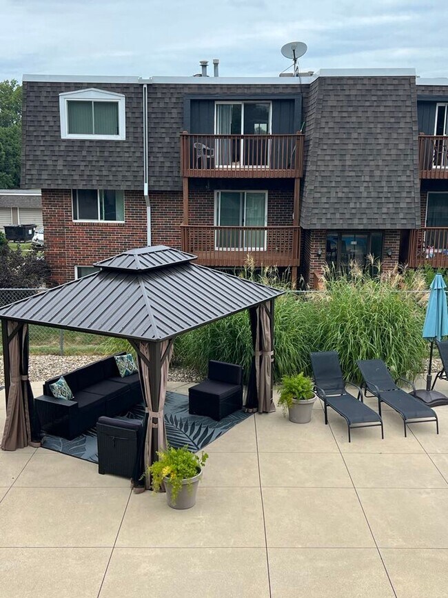 Building Photo - Pool. Gym. Prime location. Welcome to LANT...