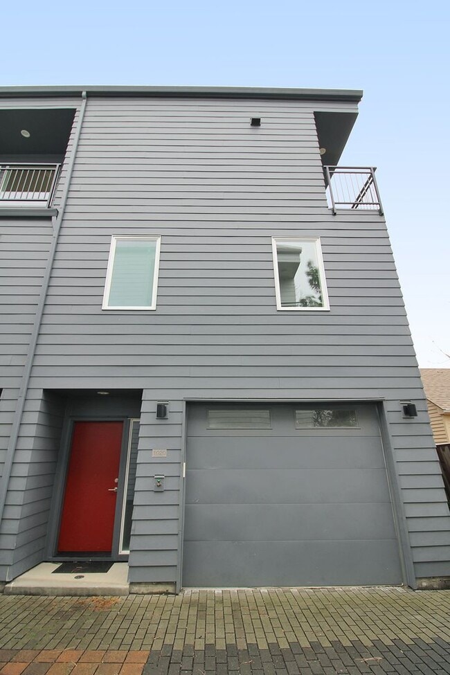 Building Photo - 1020 N Ainsworth St