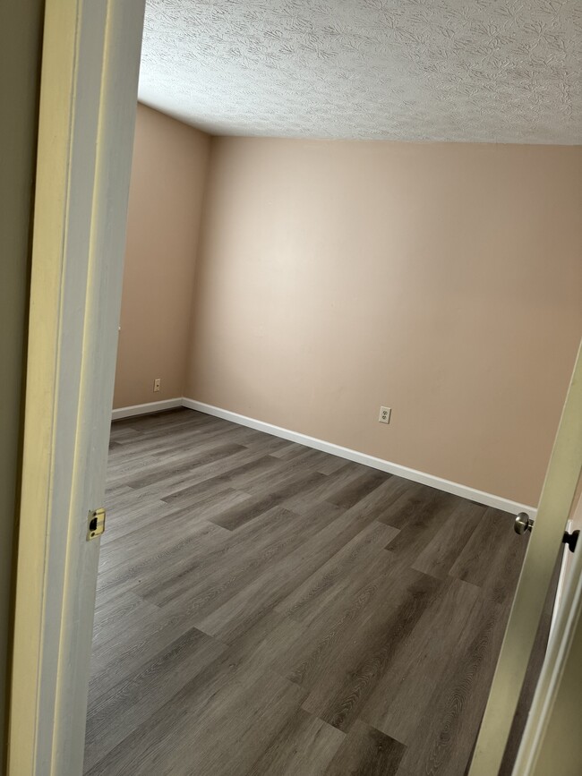 Building Photo - 5611 Chatford Dr