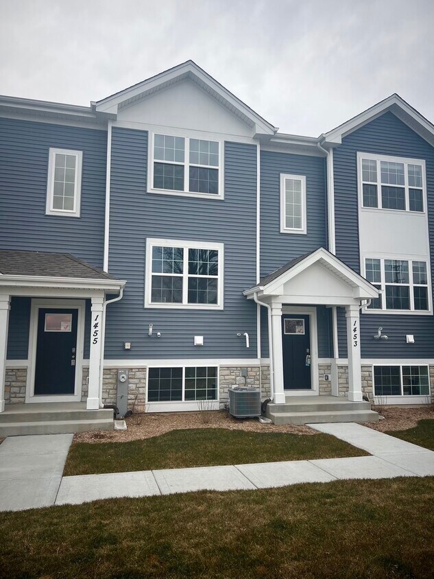 1455 Yosemite Way, Pingree Grove, IL 60140 Townhome Rentals in