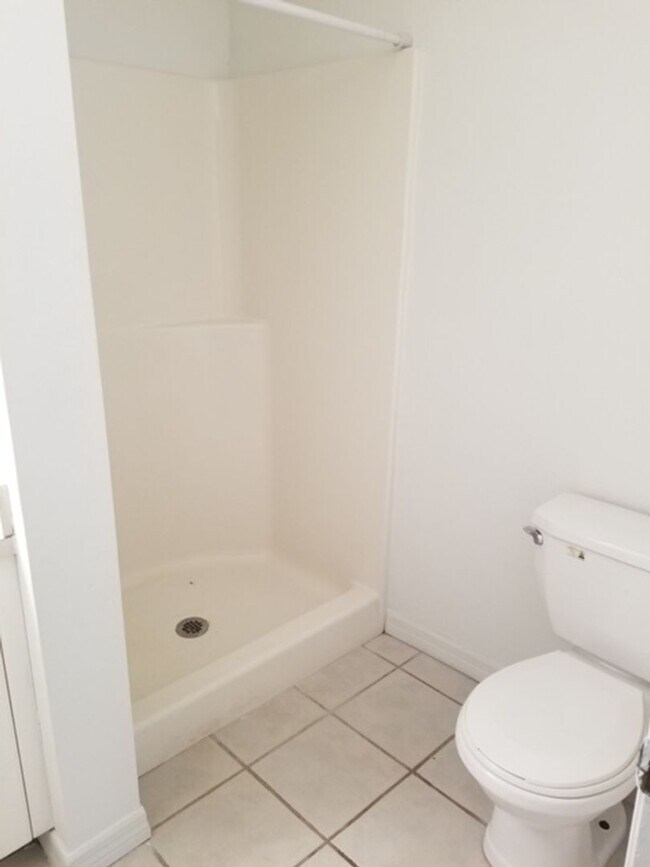 Foto del edificio - 2424-2426 Milton Ave.