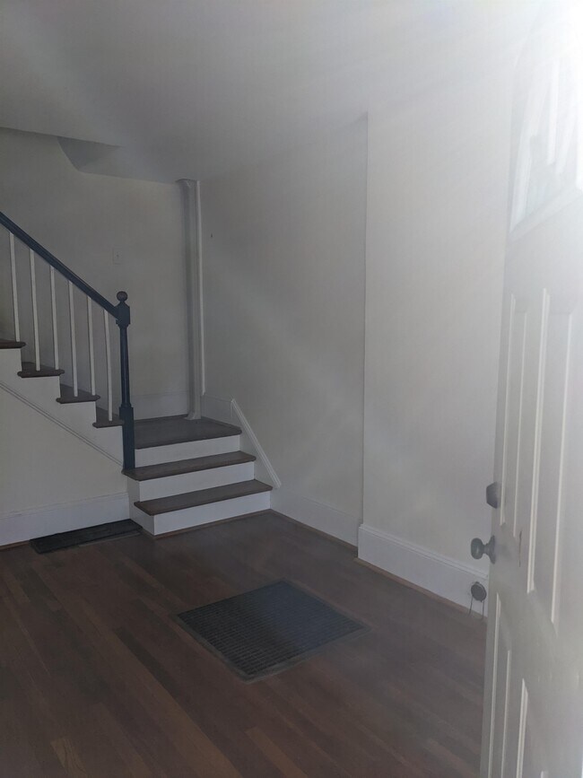 Foto del edificio - 216 E Fairfax Ln