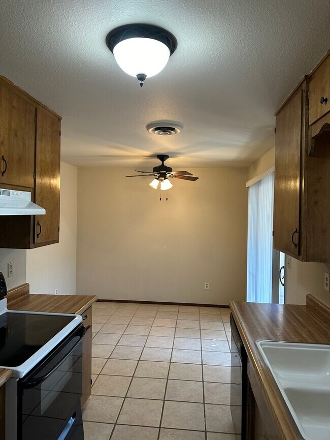Building Photo - Modesto Cozy 3 Bedroom 2 Bath 2 Car Garage...