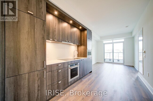 Building Photo - 858 Dupont St