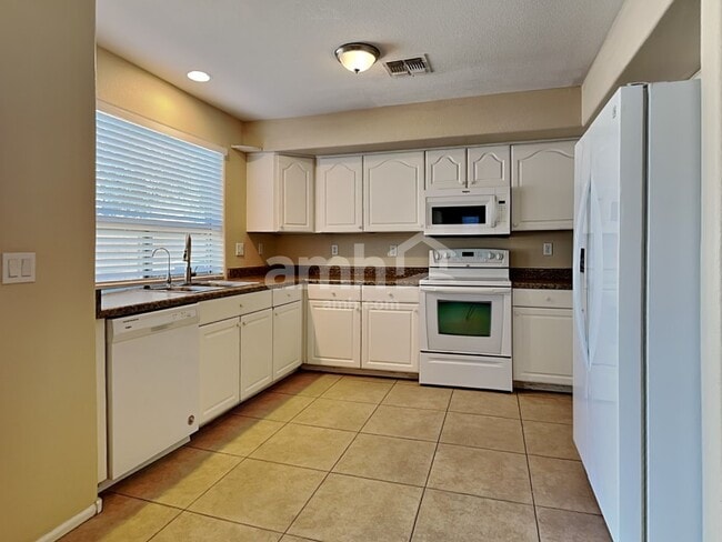 Foto del edificio - 2871 S 160th Ln