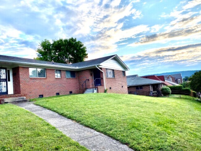 Building Photo - 812 Fortwood St