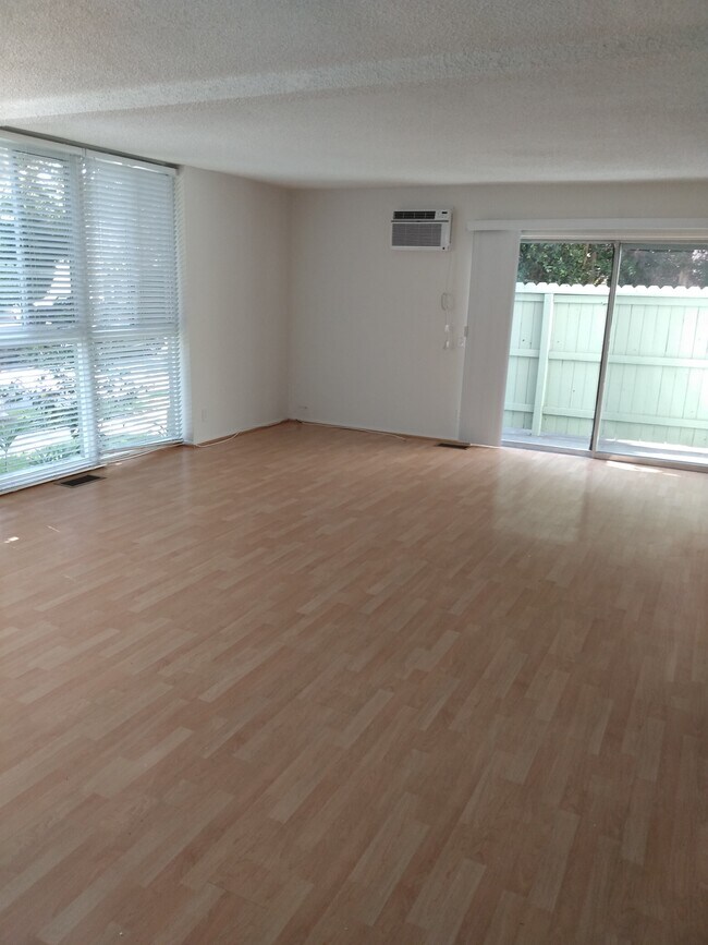 Building Photo - 305 S Rexford Dr