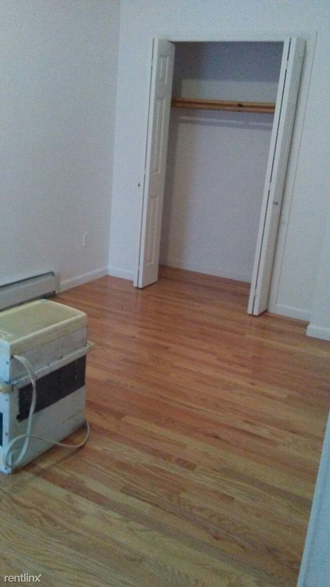 Foto del edificio - 1693 Gates Ave