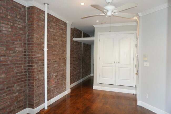 Foto del edificio - 697 Tenth Ave (47th & 48th Ave), #2FS