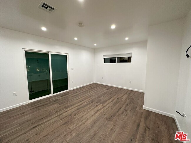 Foto del edificio - 14302 Van Nuys Blvd