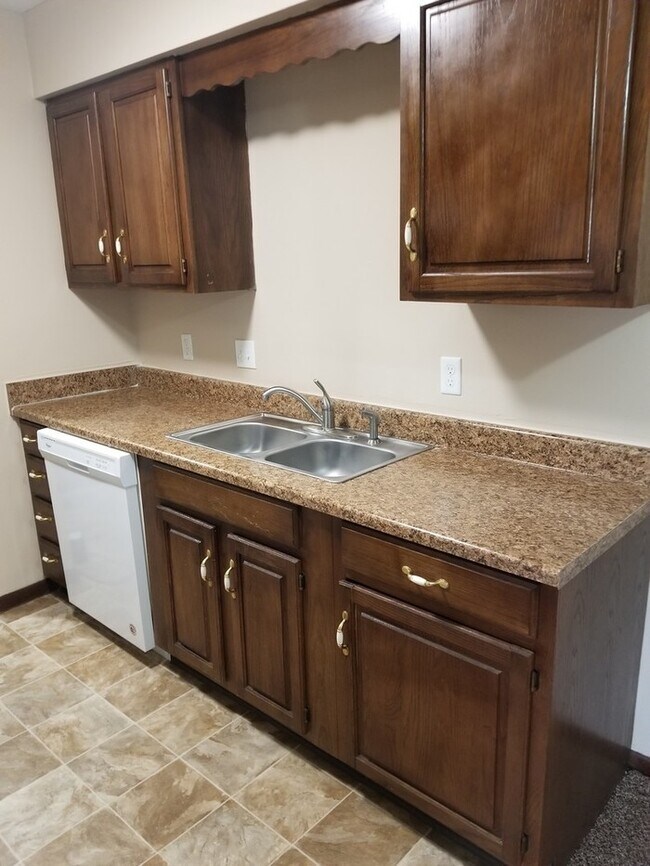 Foto del edificio - CHARTER OAKS APARTMENTS