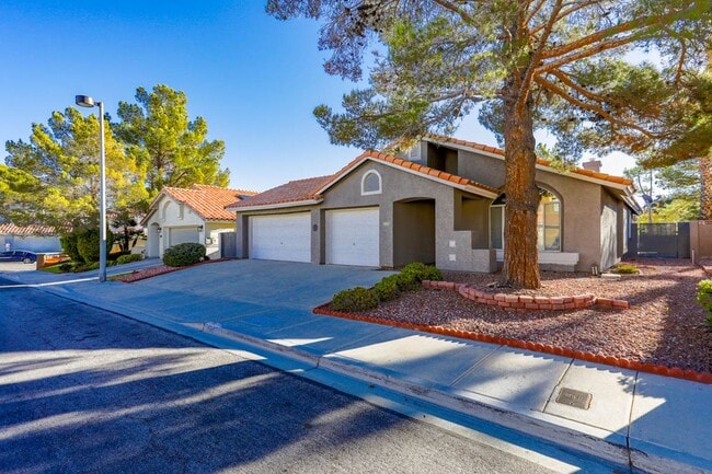 Building Photo - Single Story, 3 Bedroom, Peccole Ranch Beauty