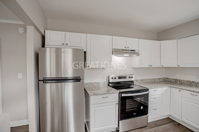 Building Photo - NOW OFFERING $250 OFF FIRST FULL MONTH IF ...