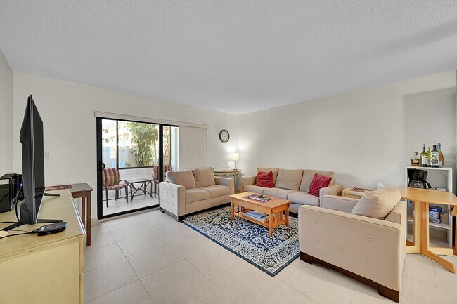 Foto del edificio - 138 S Cypress Rd