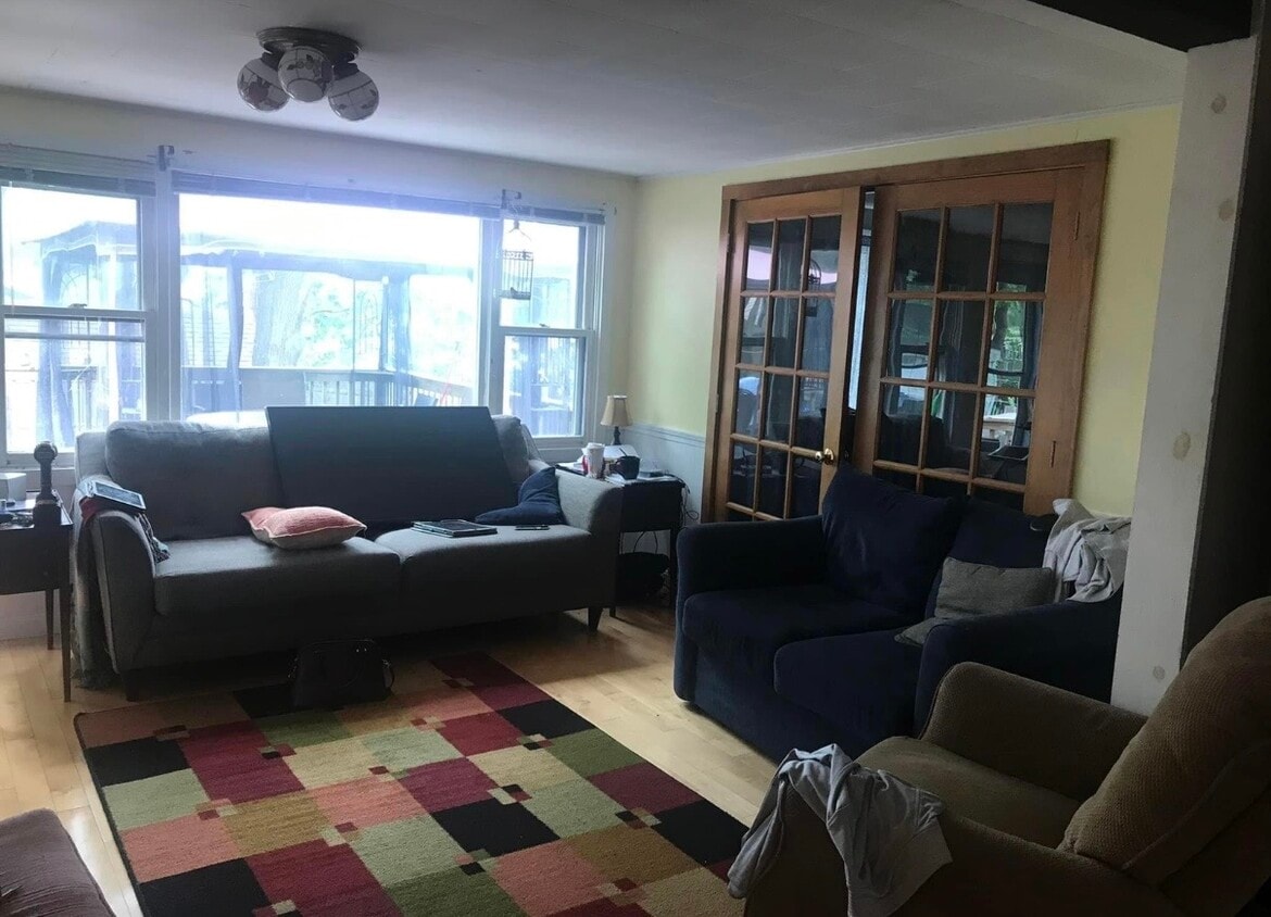 Living room - 11 Sunrise Ave