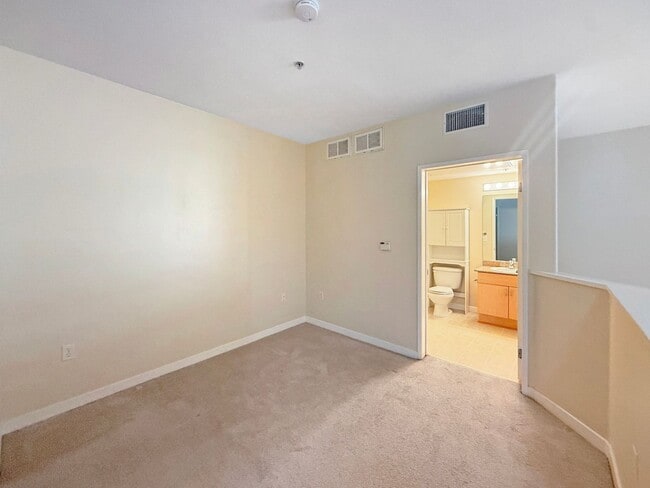 Building Photo - Spacious Studio w/ Washer/Dryer In-Unit, P...