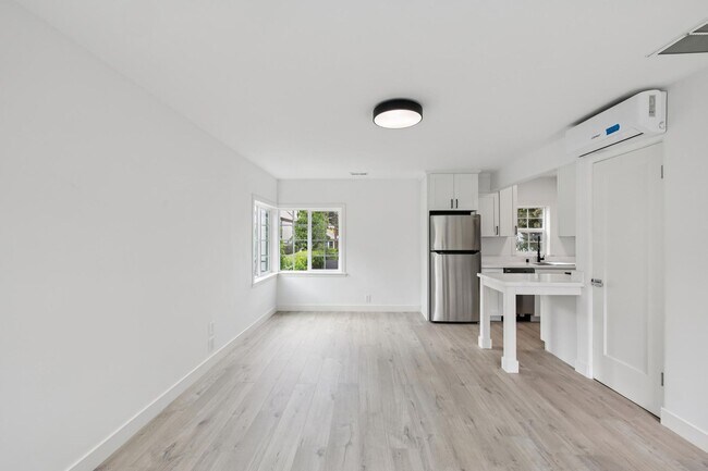 Foto del edificio - Newly Renovated Top Floor 1-Bedroom in Downtown North (Palo Alto)