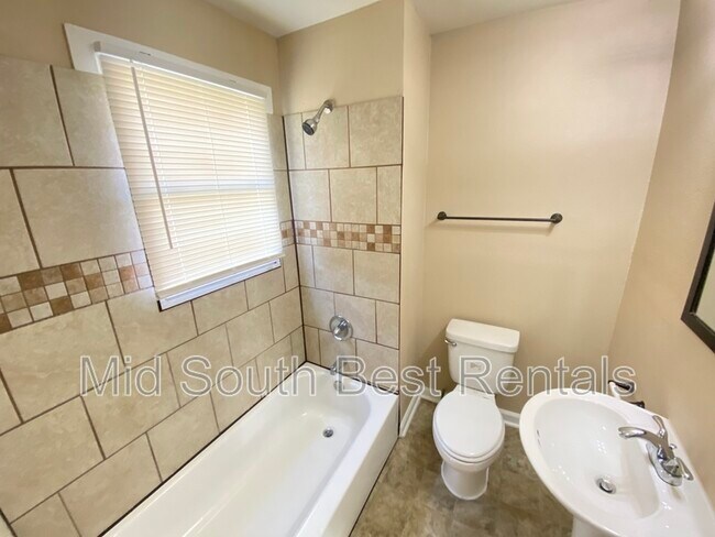 Building Photo - 1461 Oaklawn St