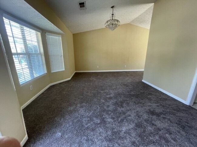 Foto del edificio - 2110 Lown Farm Ln