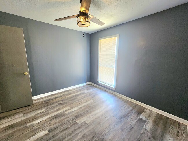 Foto del edificio - 6061 Briarhurst Dr