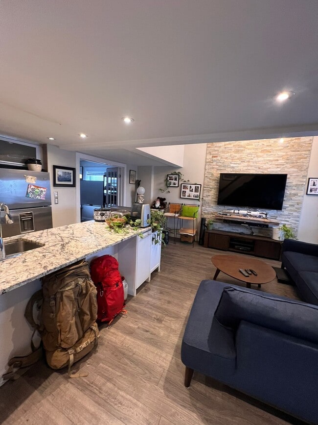 Building Photo - 466 Nelson St