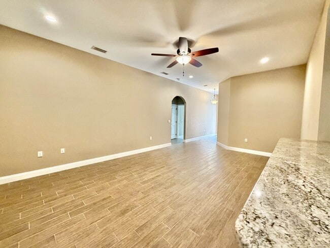 Building Photo - 131 Fetting Ave