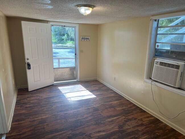 Foto del edificio - 1801 Goodyear Ave - TJ