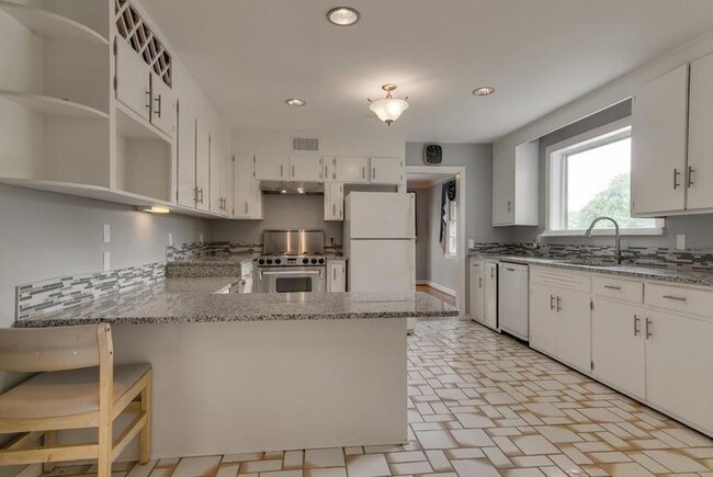 Foto del edificio - 5705 Vine Ridge Dr