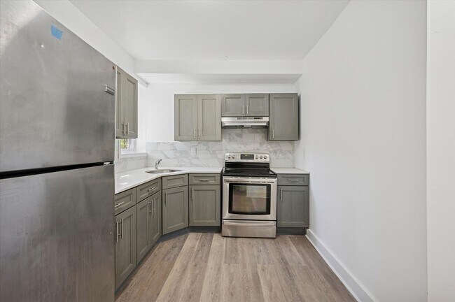 Building Photo - 2 Bed 3 Full Bath House North Philly