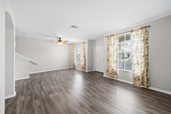 Building Photo - Beautiful 3 Bedroom, 2.5 bath townhouse fo...