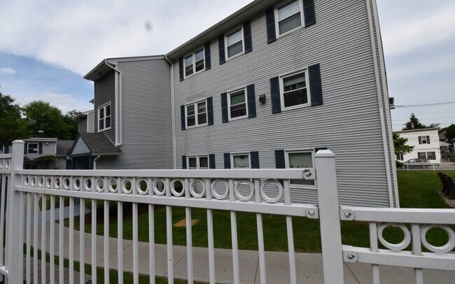 Foto del edificio - 825 Plainfield St