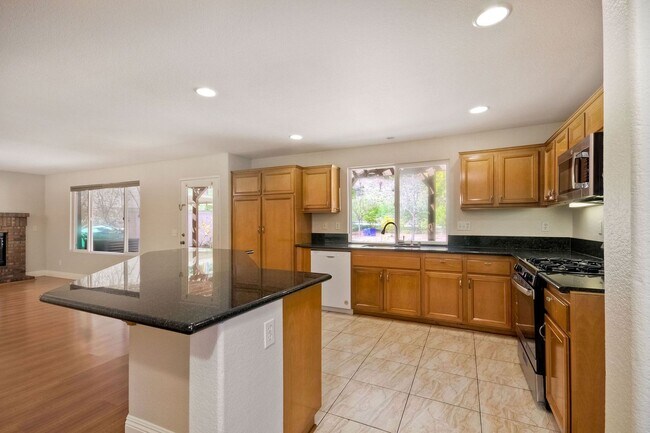 Building Photo - Sierra Ridge 4 br 2.5 ba Gated Community R...