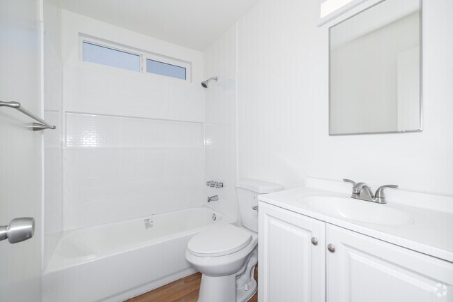 2 habitaciones, 1 baño - 845 pies cuadrados - Baño - Sherman Way Biltmore