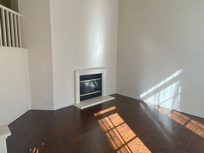 Foto del edificio - Beautiful 2 Bedroom + Den/Office 3 Bath To...