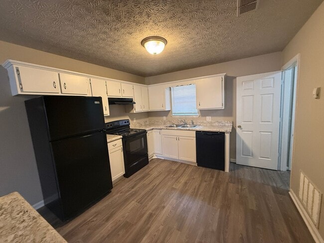 Building Photo - 113/115 Deer Creek Dr