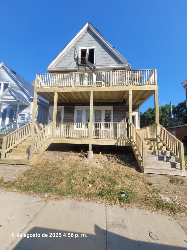 Building Photo - 1231 W Windlake Ave