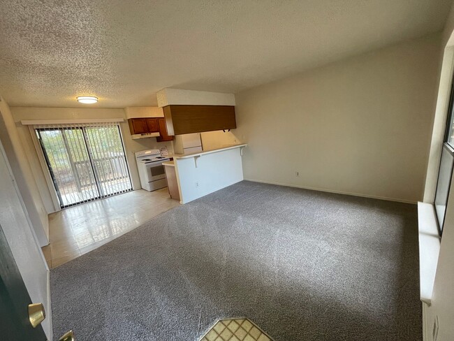 Building Photo - Cosy 2-1 1/2 with a great yard!