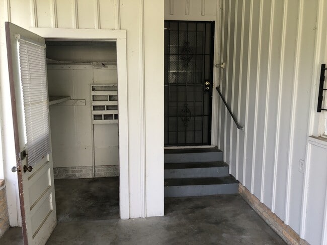 Building Photo - 1914 S Van Buren St