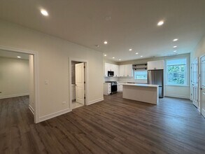 Building Photo - 916 W Belmont Ave