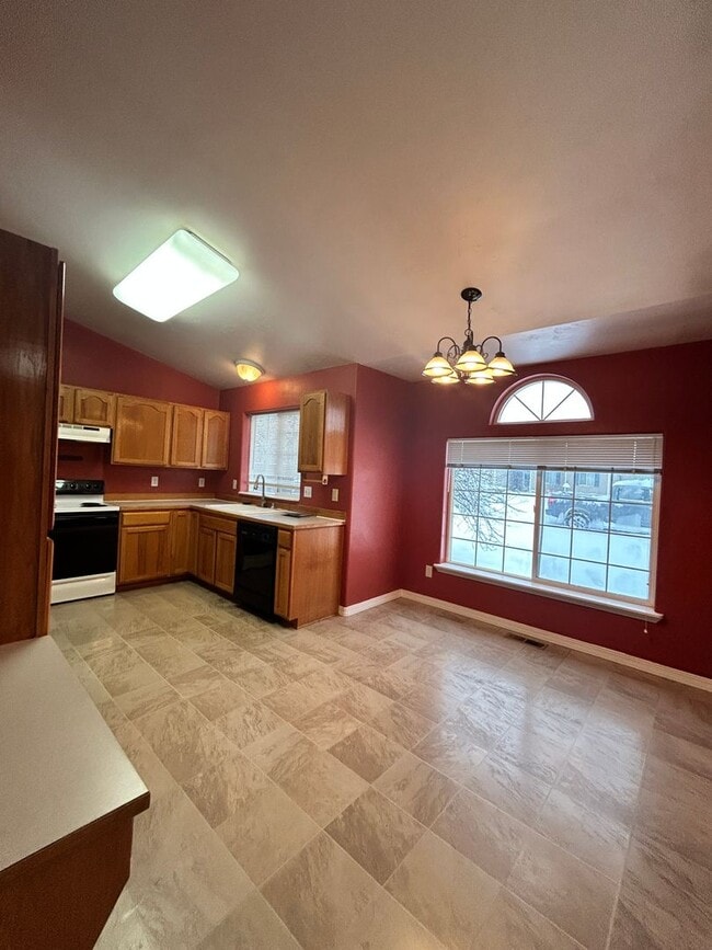 Building Photo - 3 Bed, 2 Bath Hamilton Home