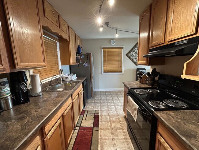 Building Photo - Adorable 5 Bed 2 Bath Cottage Home