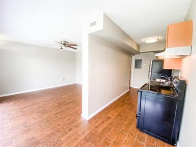 Building Photo - 2990 Rhodes Cir S