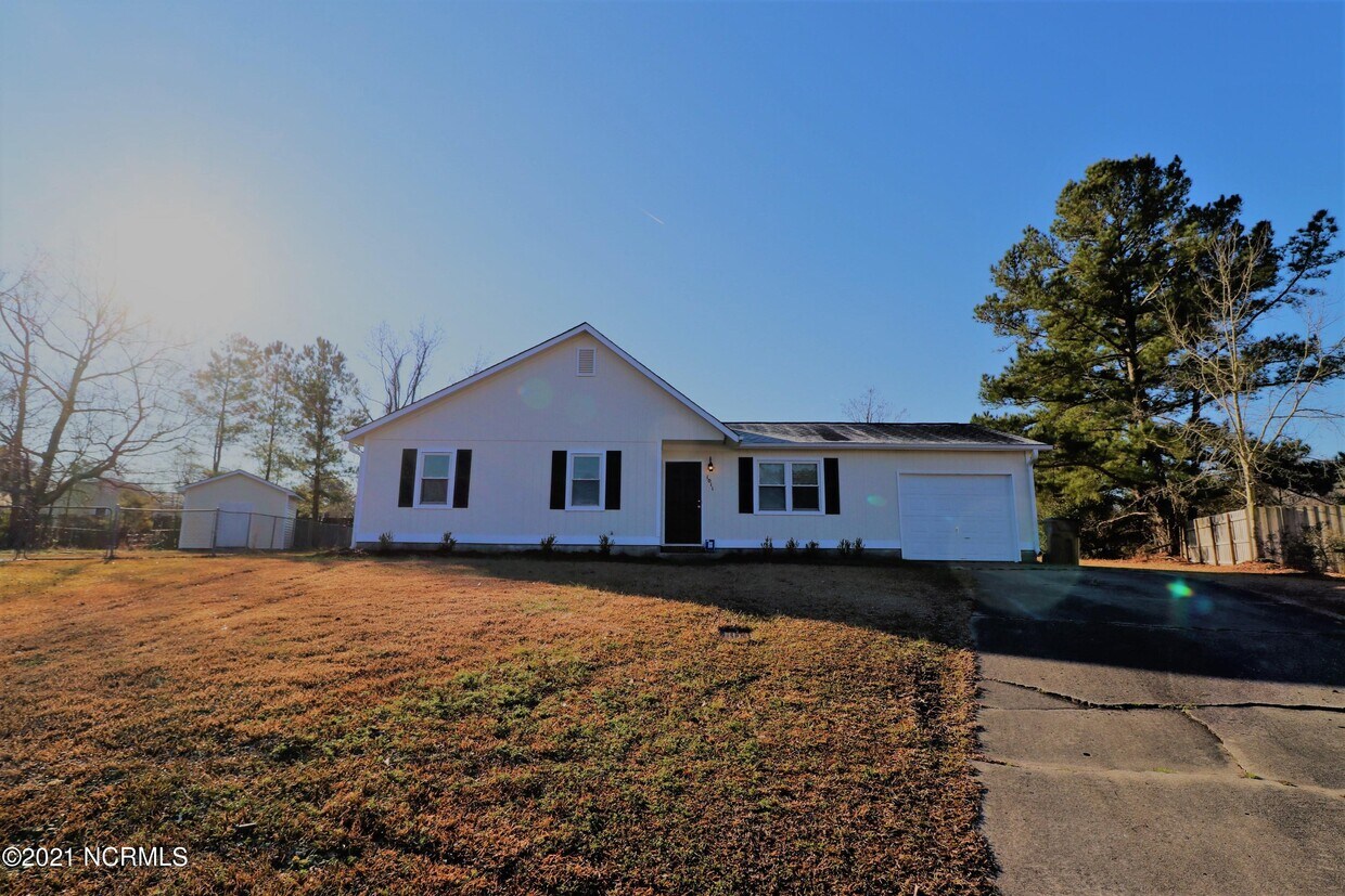 1011 Ridgecrest Ln, Jacksonville, NC 28546 House for Rent in