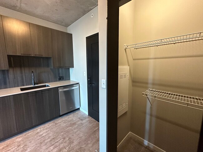 Foto del edificio - 900 W Washington Blvd