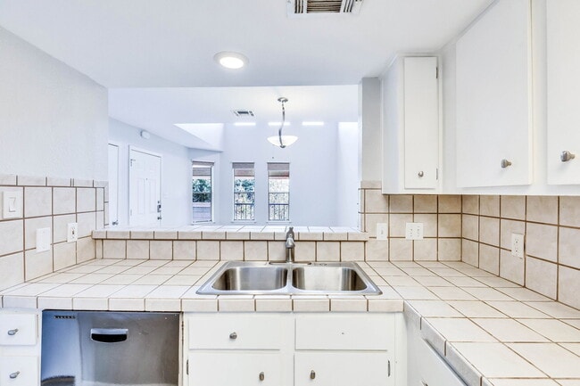 Foto del edificio - 2104 Cullen Ave